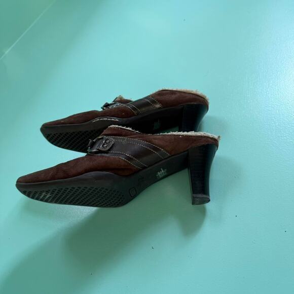 Brown suede mules with faux fur lining and buckle detail - Size 7.5 - Picture 4 of 5